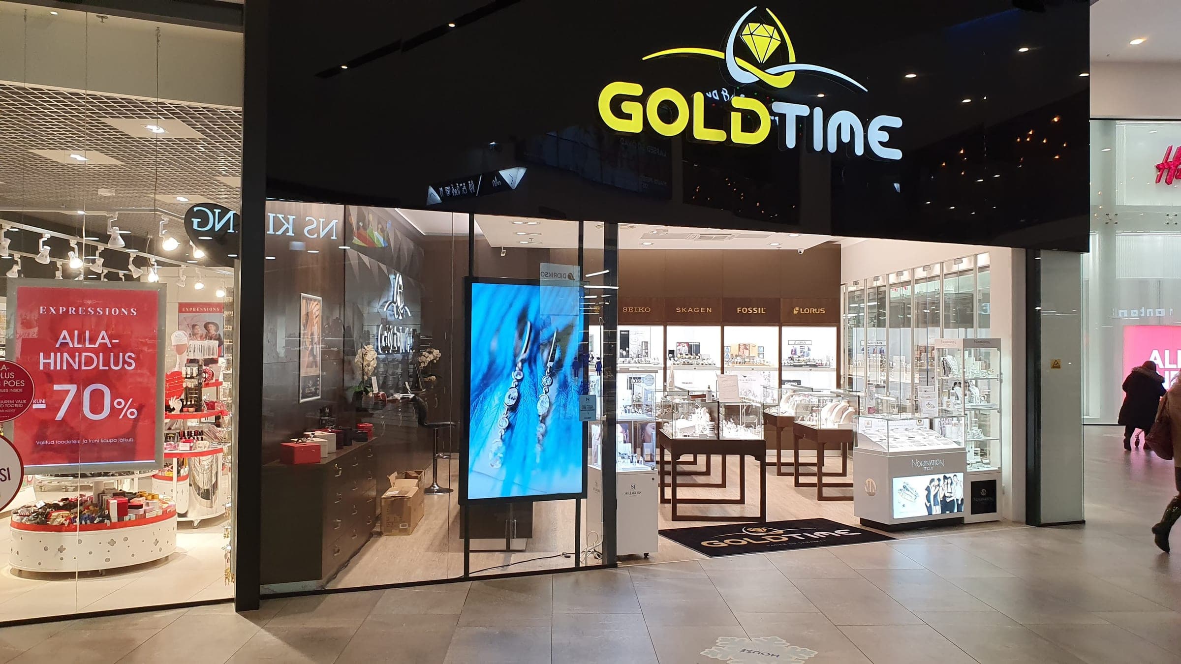 Goldtime kaupluse vertikaalne vaateaknaekraan kaubanduskeskuses
