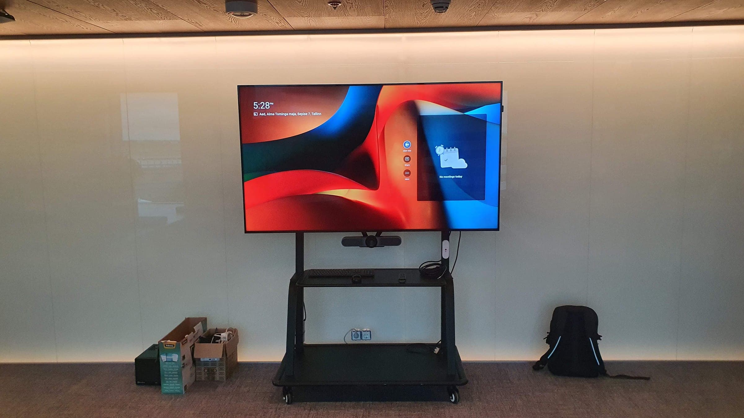 Koosolekuekraan mobiilsel alusel koos videokonverentsi kaameraga